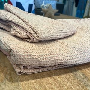 King size pink waffle duvet cover and two king size pillow cases.